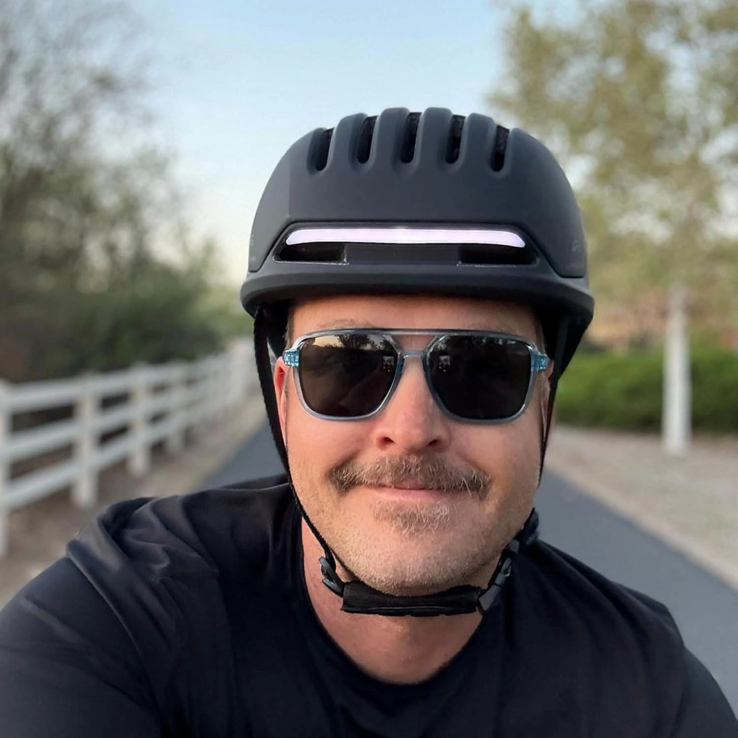 Bike Helmet with Bluetooth, Smart Bike Helmet for Adults Men Women with Built-in Speakers, Auto Brake Blinker, Front and Rear LED Turn Signals Remote Control, Smart Cycling Helmet.