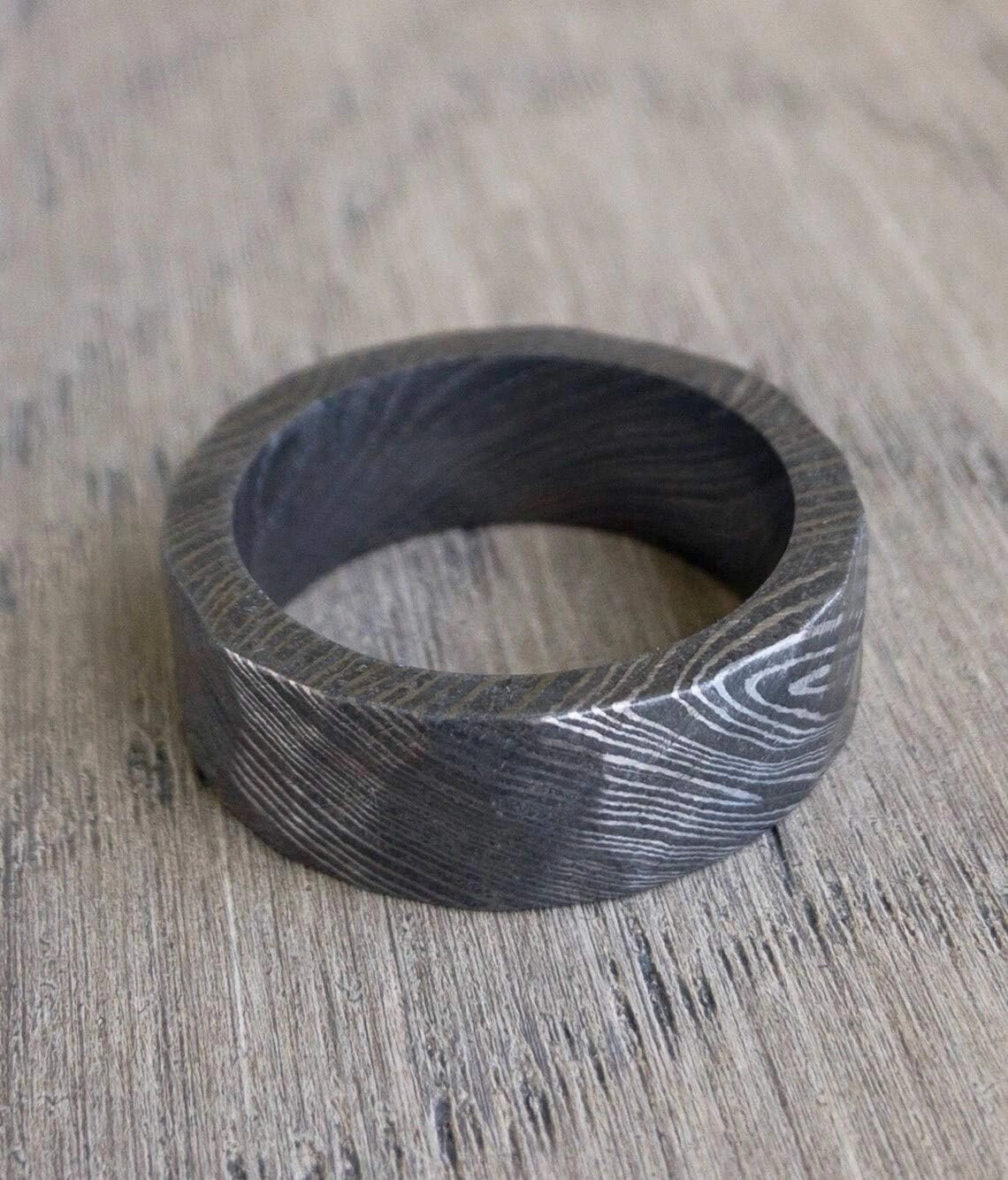 KE-218-AT Damascus Steel Ring Custom and Handmade Damascus Ring Damascus Steel Hammer Textured Anniversary Ring Fathers Day Ring Wedding Band Rings (Color Might be Slightly Different)