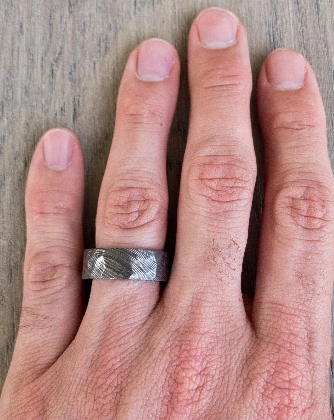 KE-218-AT Damascus Steel Ring Custom and Handmade Damascus Ring Damascus Steel Hammer Textured Anniversary Ring Fathers Day Ring Wedding Band Rings (Color Might be Slightly Different)