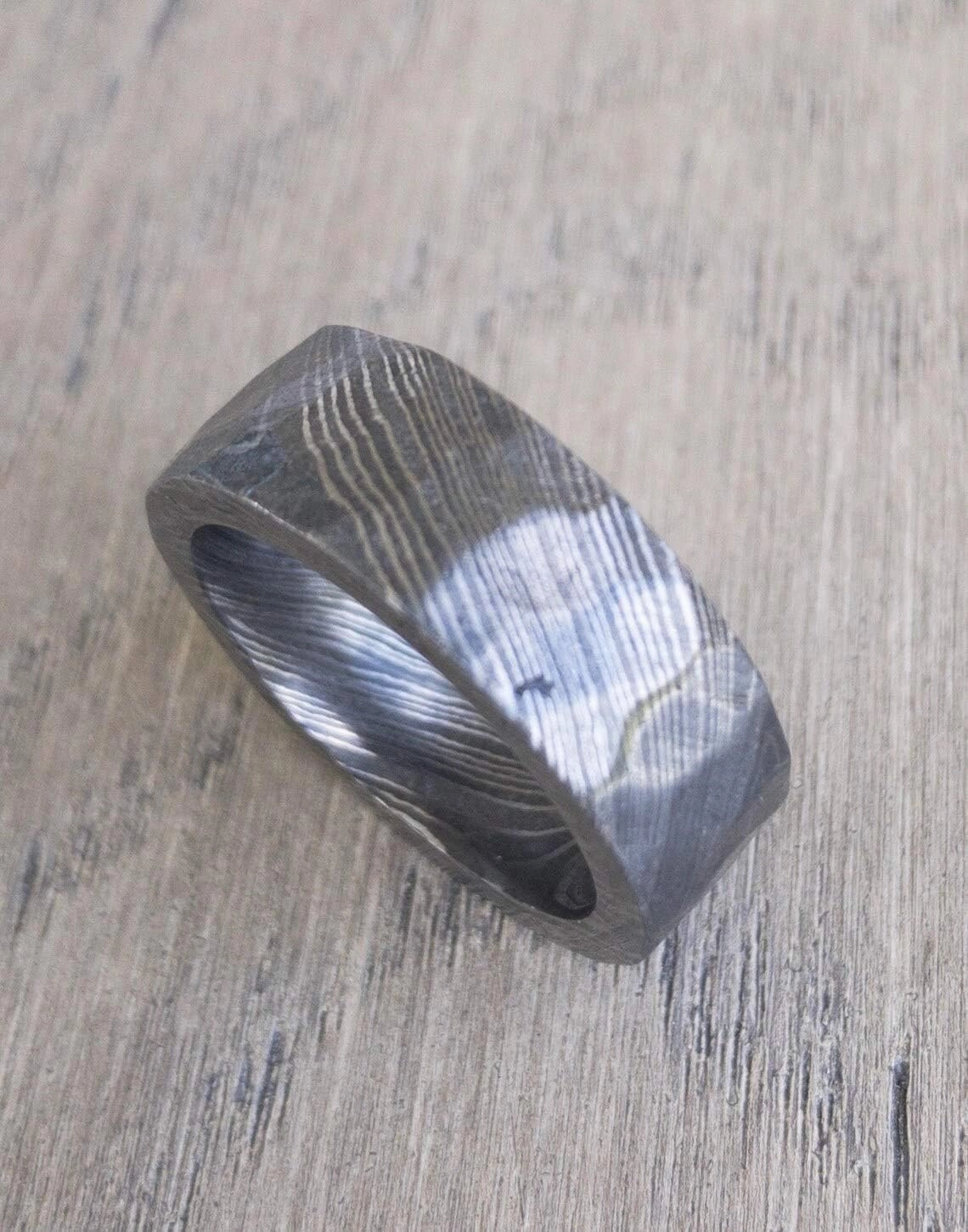 KE-218-AT Damascus Steel Ring Custom and Handmade Damascus Ring Damascus Steel Hammer Textured Anniversary Ring Fathers Day Ring Wedding Band Rings (Color Might be Slightly Different)
