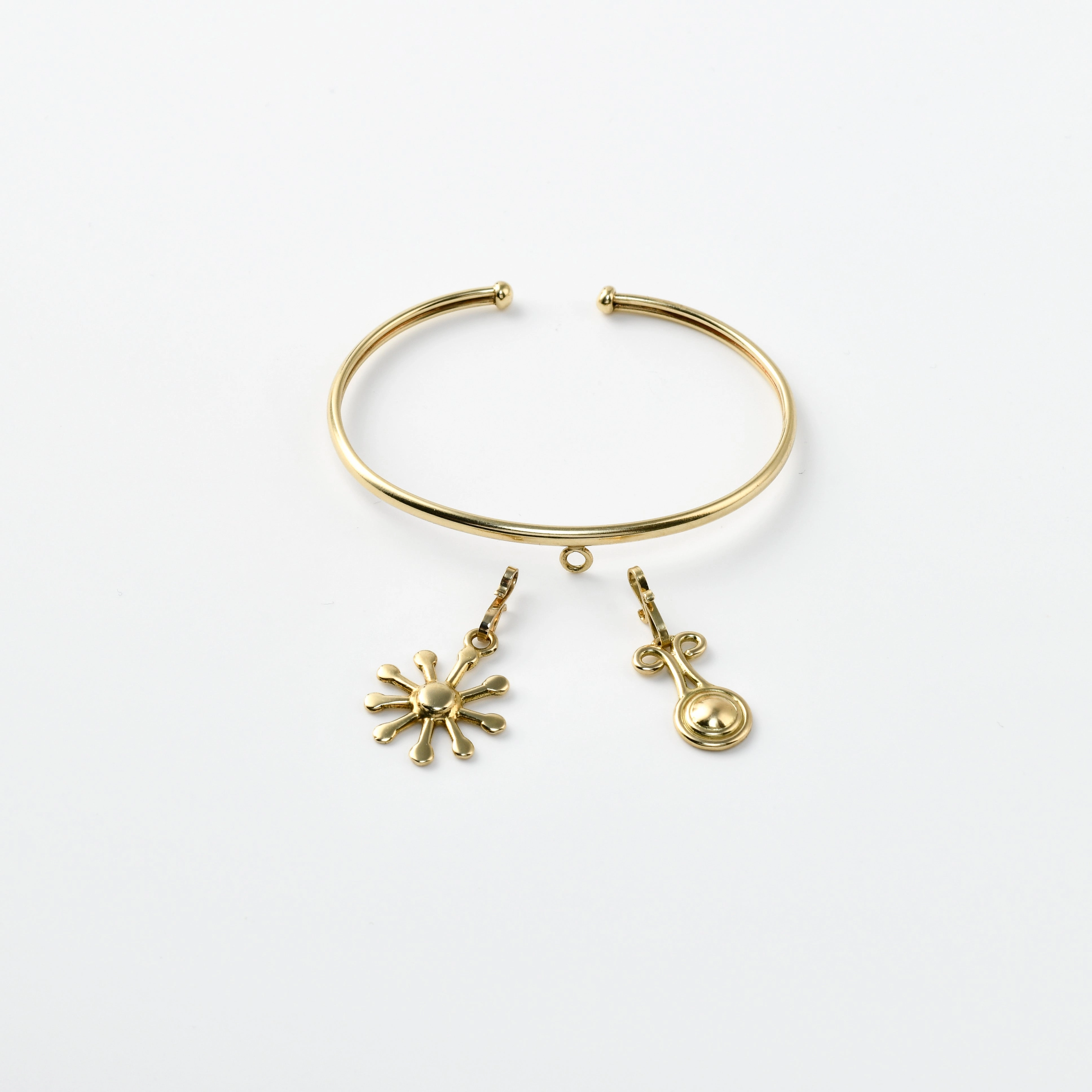 Single hoop, flexible cuff